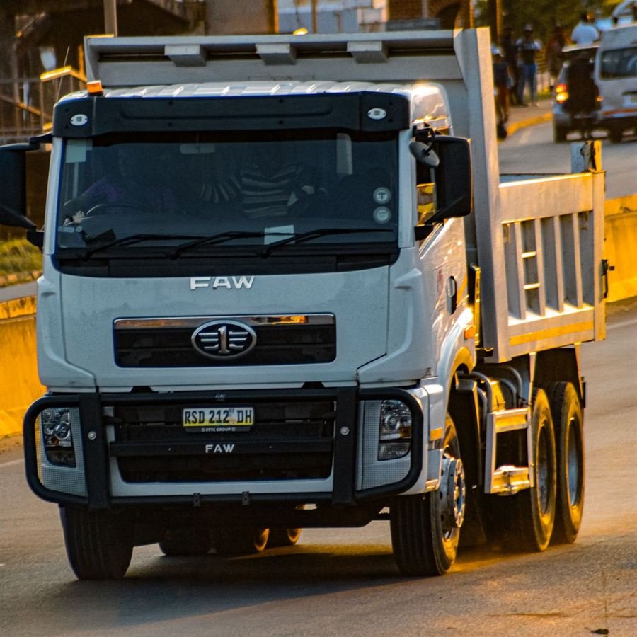 Camion-benne moderne vu de face