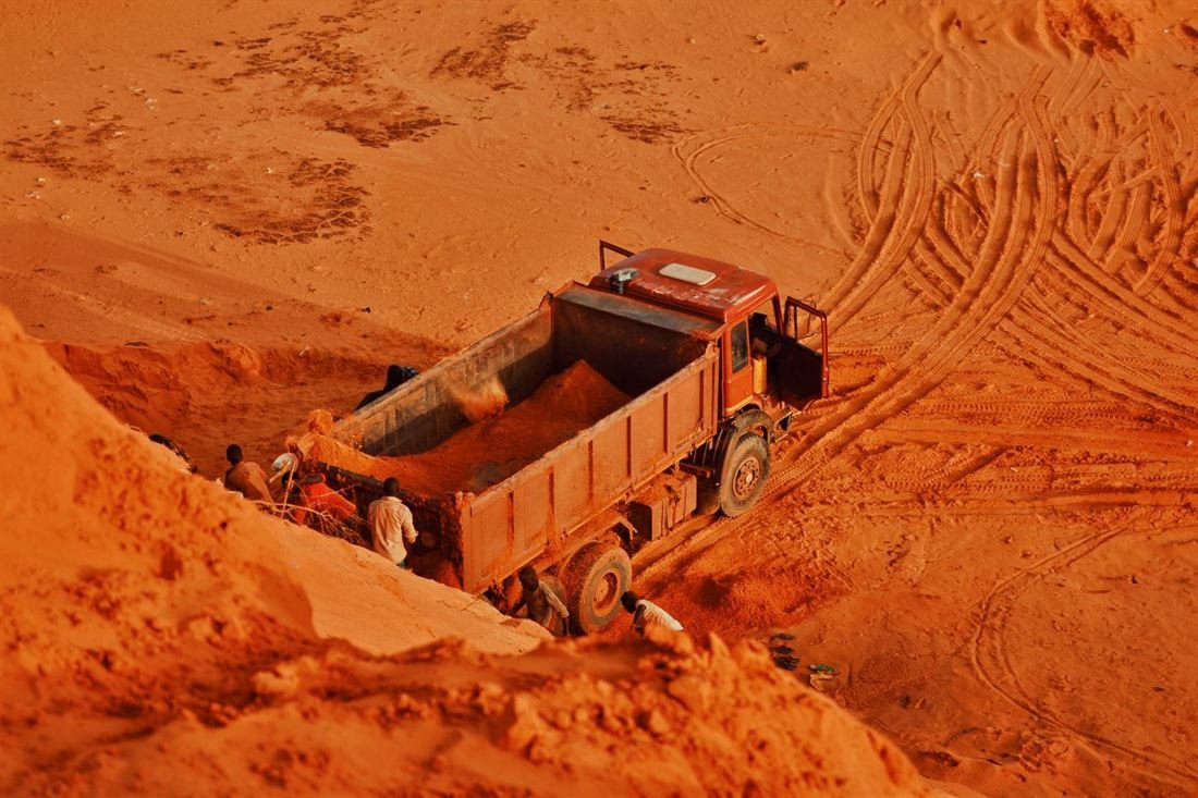 Camion-benne chargé sur un site d'extraction en terre rouge